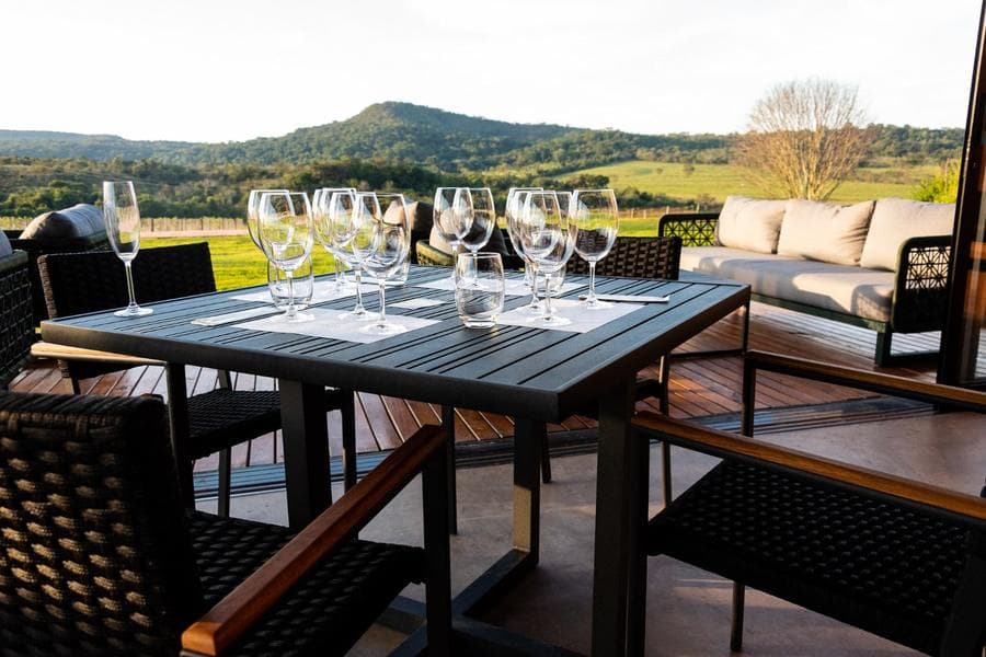 Taças postas no terraço do Wine Bar, de frente para os vinhedos e a serra
