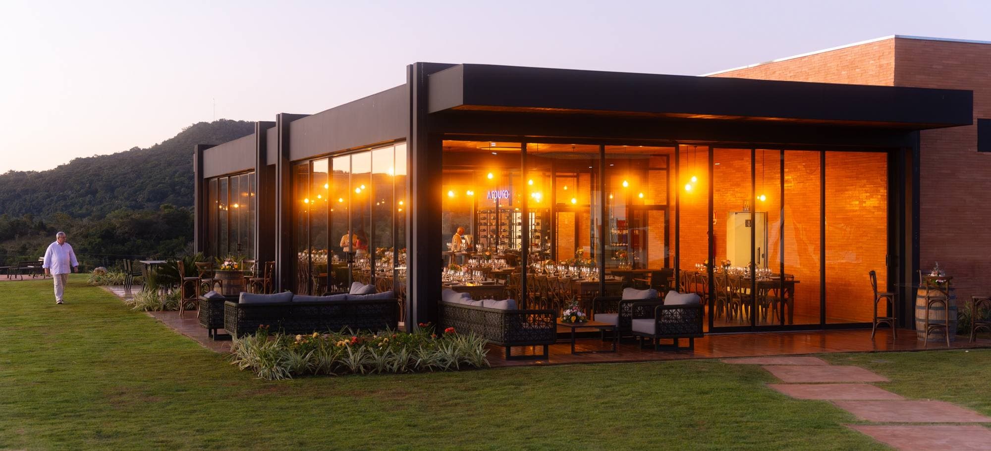 Wine Bar Arpuro iluminado ao entardecer, com mesas montadas